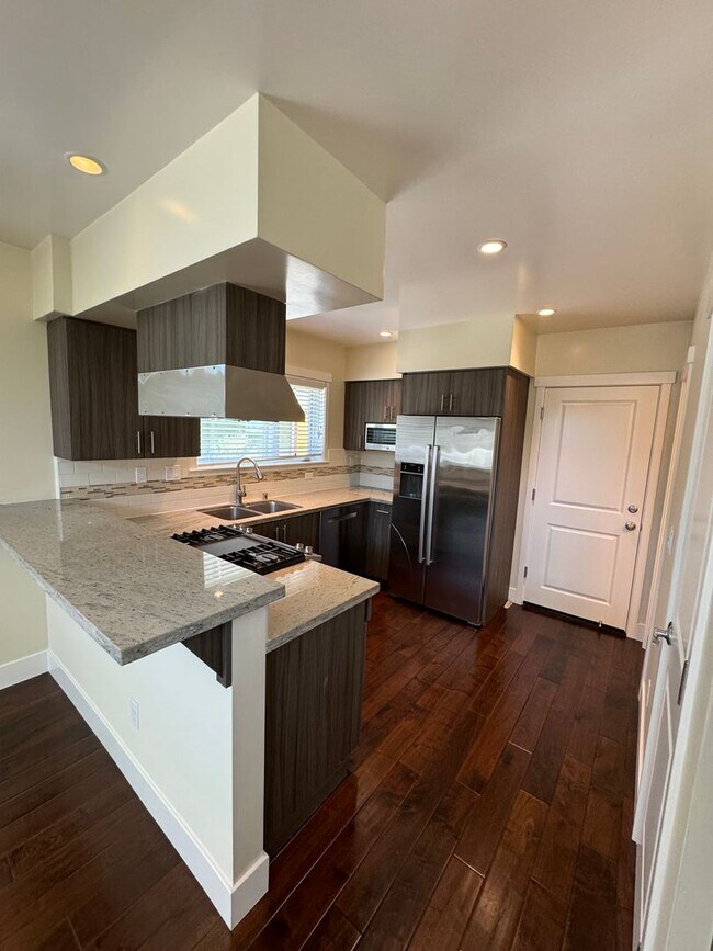 Building Photo - Modern 2 Bed / 1.5 Bath Home w/ Rooftop Deck; Garage w/ EV Outlet