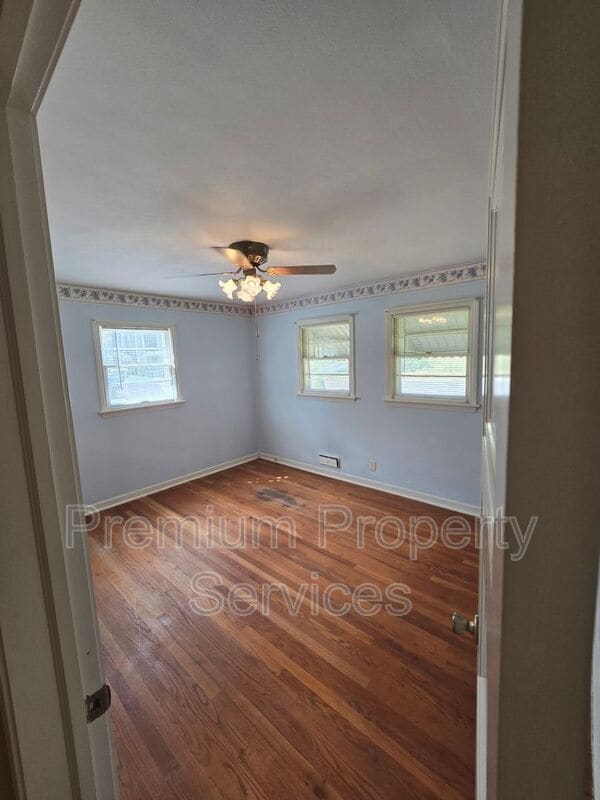 Building Photo - 210 Kenilworth Dr