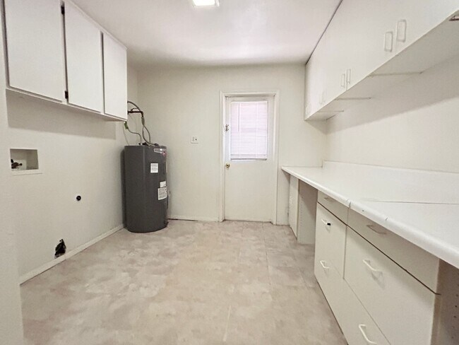 Building Photo - 4 BEDROOM HOME WITH PRIVATE POOL