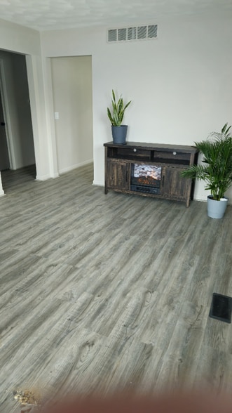 Building Photo - 5031 W Willoughby Rd