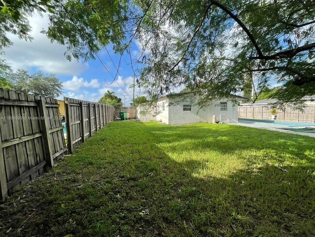 Building Photo - 5751 SW 38th Ct