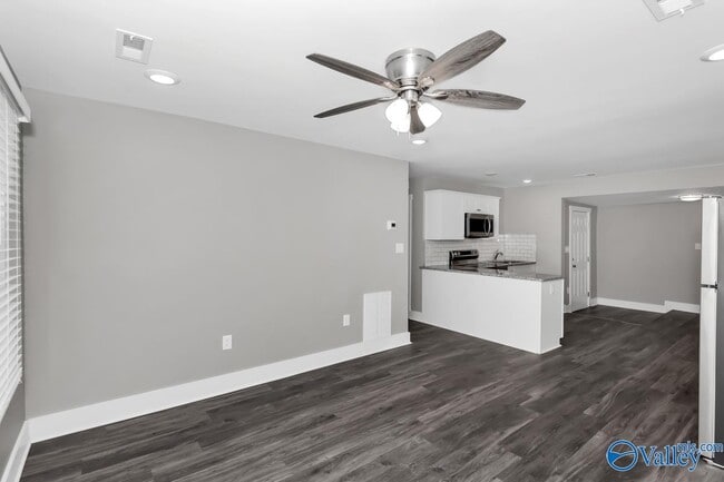 Building Photo - 908 Fairway Dr NW