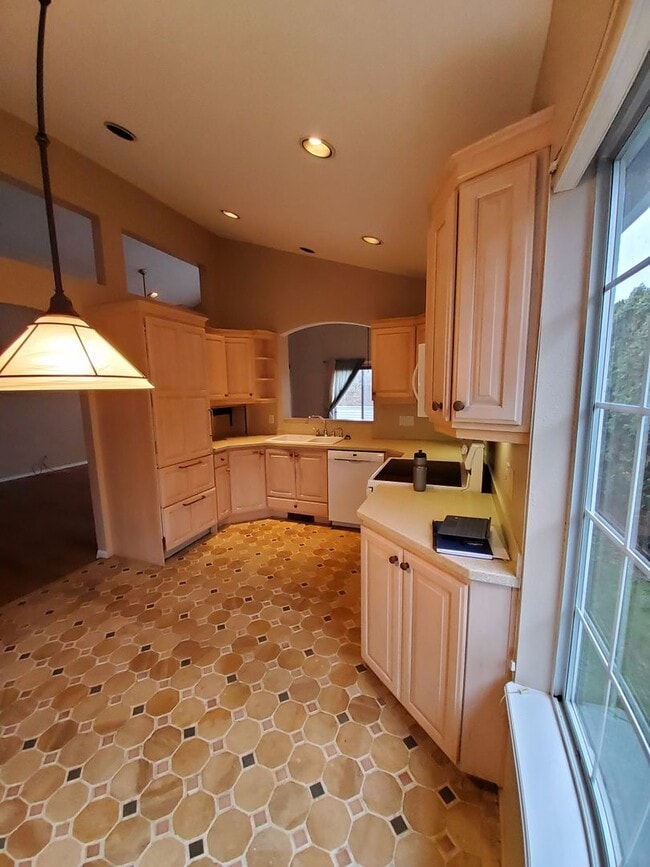 Building Photo - Great Home In Charbonneau