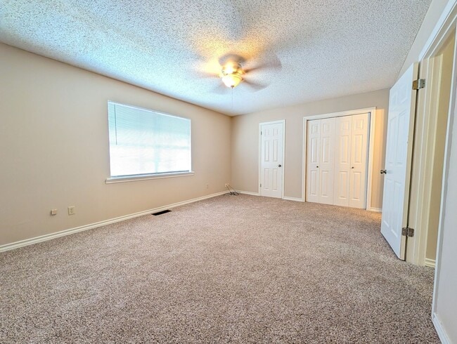 Building Photo - 2 Bedroom PG Townhome Now Available