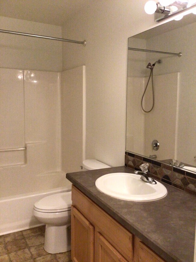 Building Photo - Spacious 3 Bedroom Duplex in Washougal