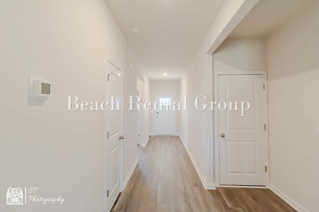 Building Photo - Modern Features, Classic Comfort!