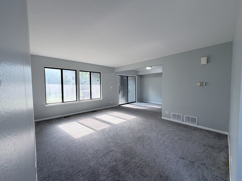Building Photo - 2 Elm Ct