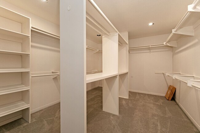 Building Photo - Large Beautiful Home in the Missions