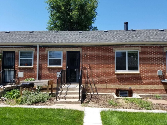 Building Photo - 1 Bed 1 Bath Mayfair Apartment With Garage in Denver! Available Now!