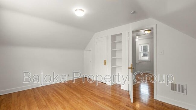 Building Photo - 1074 Moran Ave