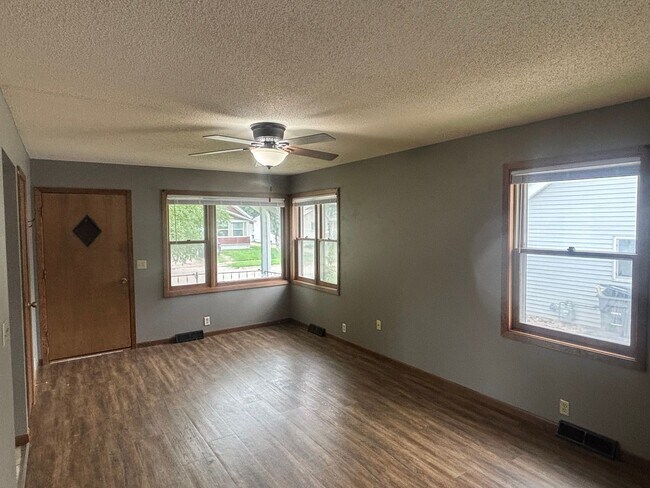 Building Photo - 3-bedroom 1 bath house available now
