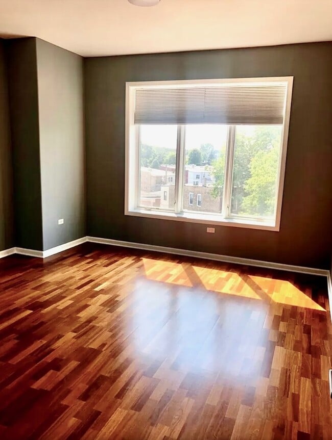 Building Photo - 5036 W Pensacola Ave