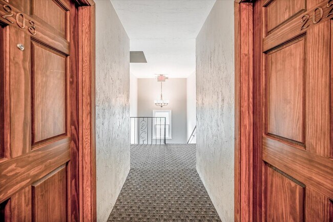 Building Photo - 401 Ridgewood Ave