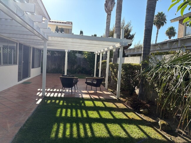 Building Photo - Spacious 5 bedroom 2 1/2 bathroom Westpark...