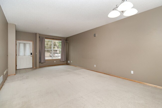 Building Photo - 2 Bed | 2 Bath in The Lakes of Blaine