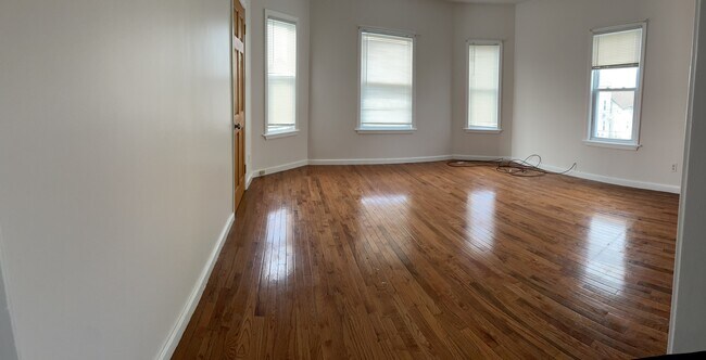 Building Photo - 137 Tecumseh St