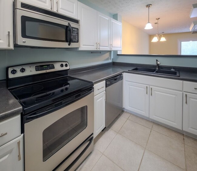 Building Photo - 650 Shadywood Ln