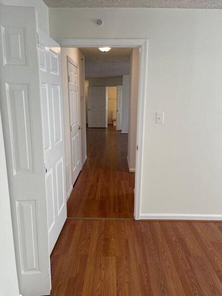 Building Photo - 5610 Avonshire Pl