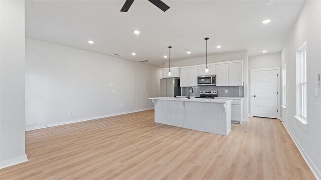 Building Photo - 1700 Cuppett Cir