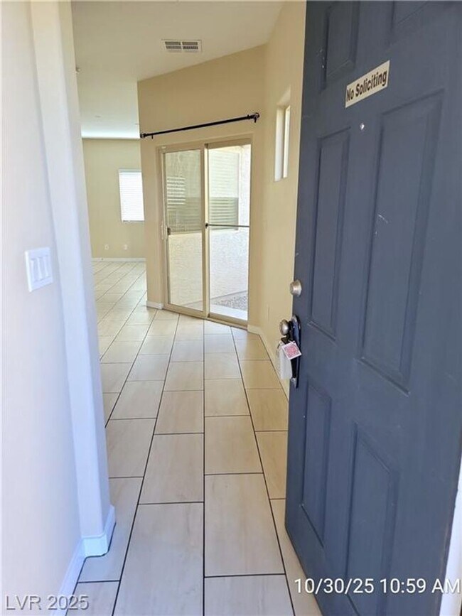 Building Photo - Lovely 2 Story Home!