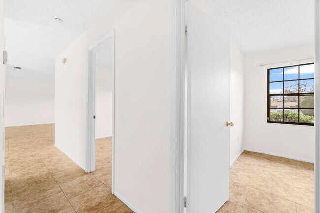 Building Photo - Recently updated 3BR, 2BA in The Shores