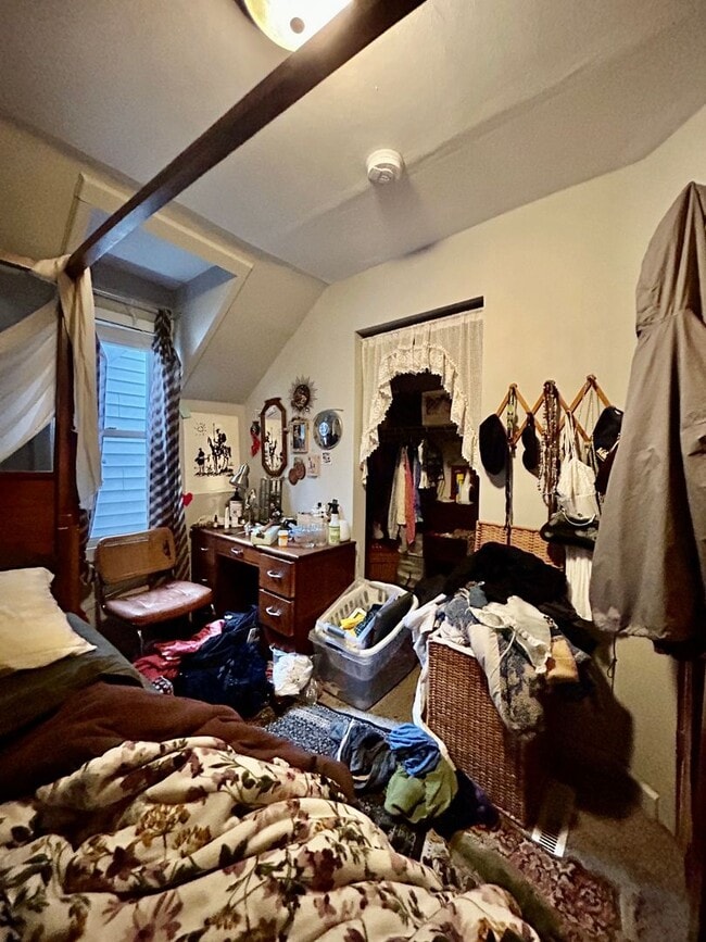 Building Photo - AVAILABLE JUNE- Gorgeous 4 Bed, 1 Bathroom Hillside Home!