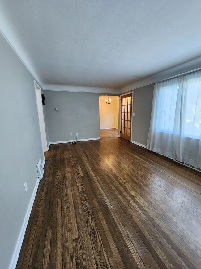 Building Photo - Beautiful 3 Bedroom Home For Rent