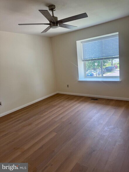 Building Photo - 220 Deerpark Ct