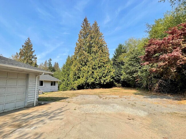 Building Photo - Large home on acreage!