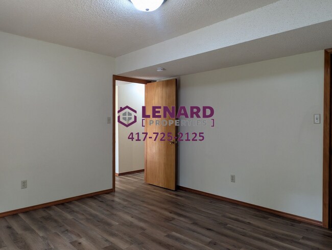 Building Photo - Large 4 Bedroom Home