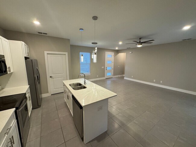 Building Photo - INCREDIBLE 4 Bedroom, 2 Bathroom Home in Poinciana!