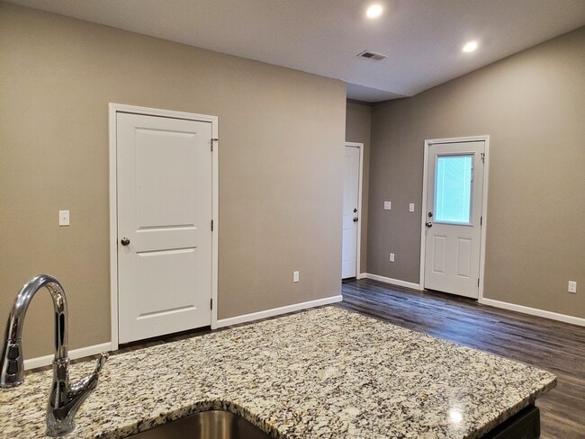 Building Photo - 420 S Longbranch Dr