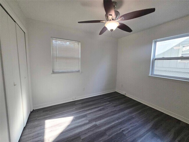 Building Photo - 3325 Beechwood Dr