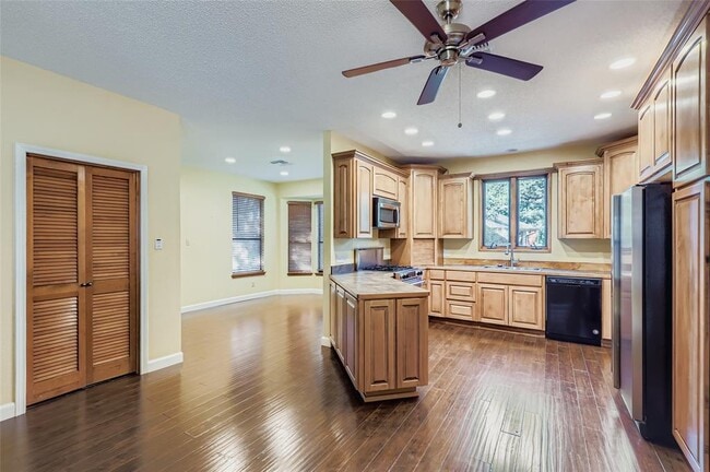 Building Photo - 10703 Oak View Dr