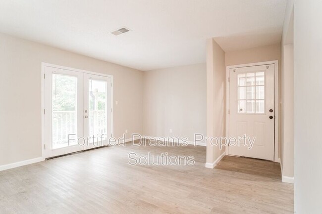 Building Photo - 615 Dumaine St
