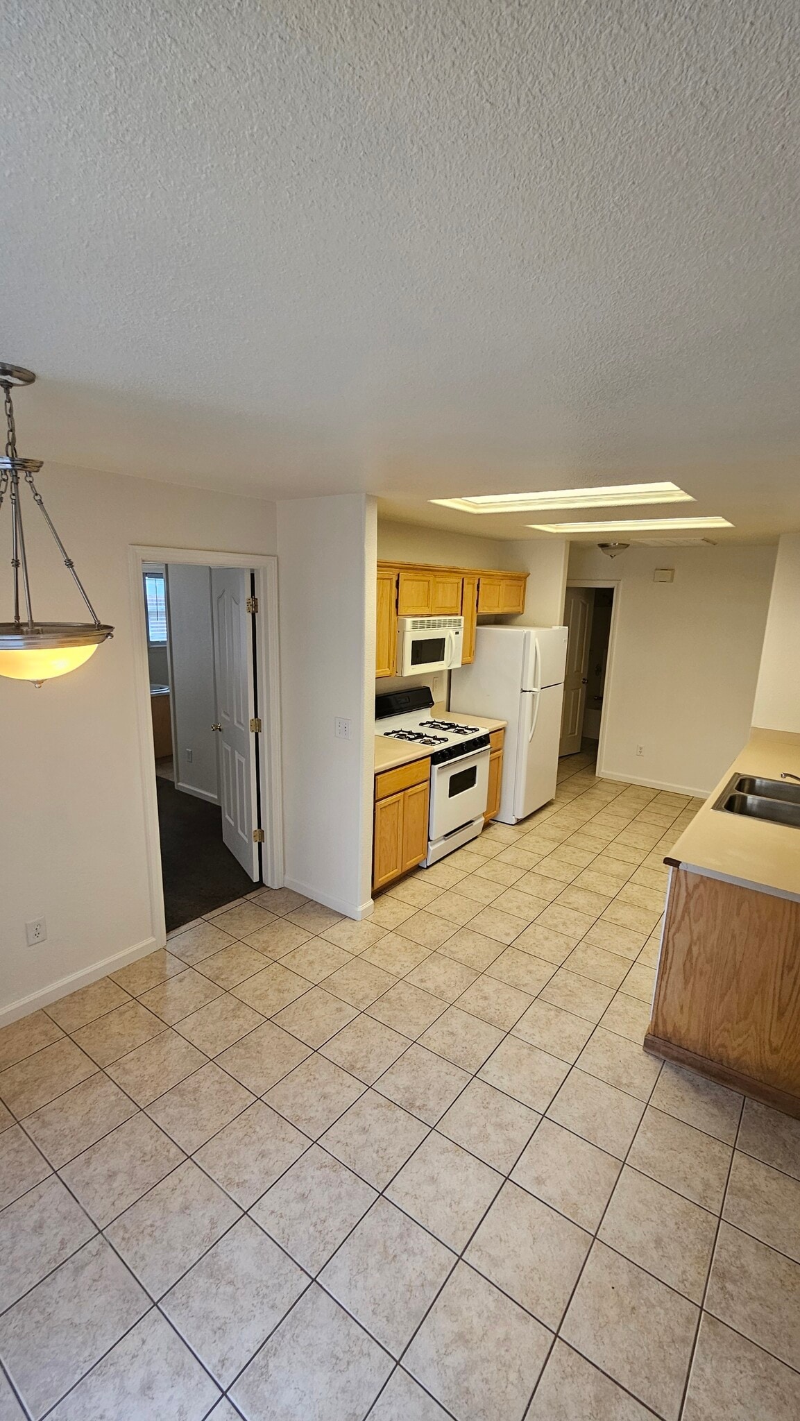 Kitchen - 1848 Parallel St