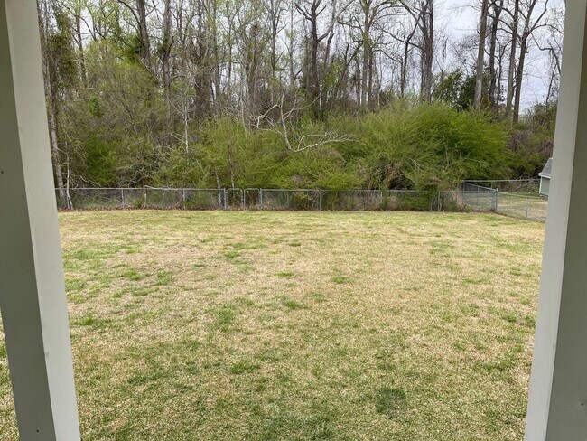 Building Photo - 3 bedroom 1.5 bathroom