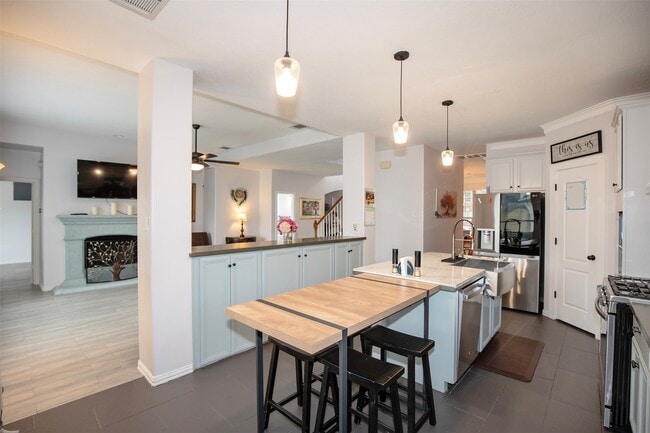 Building Photo - 601 Canyon Crest Dr