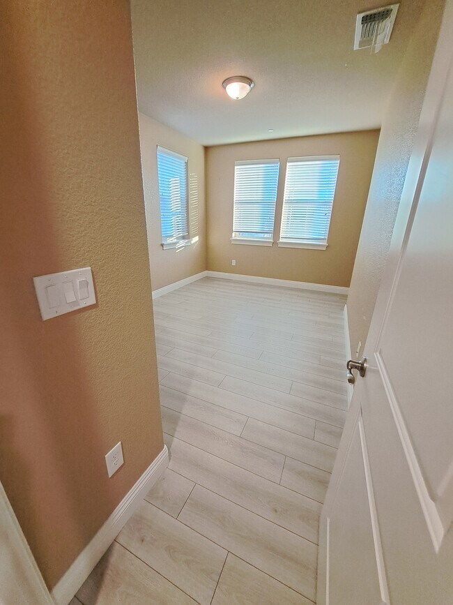 Building Photo - 677 Addison Ln