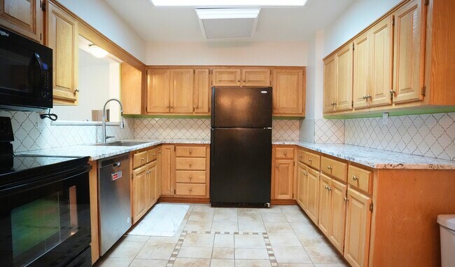 Building Photo - 303 Quebec St