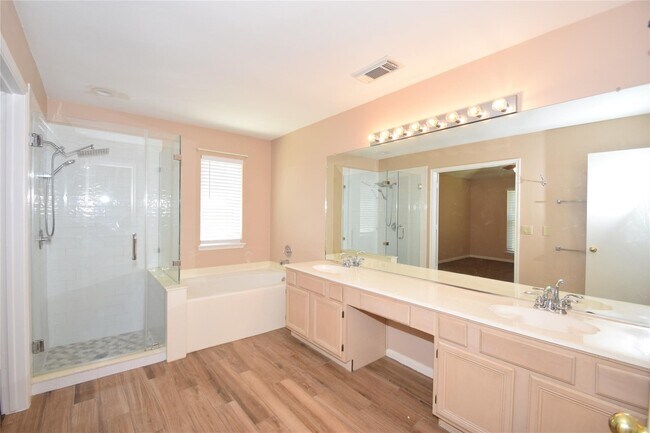 Building Photo - 18010 Golden Ridge Dr