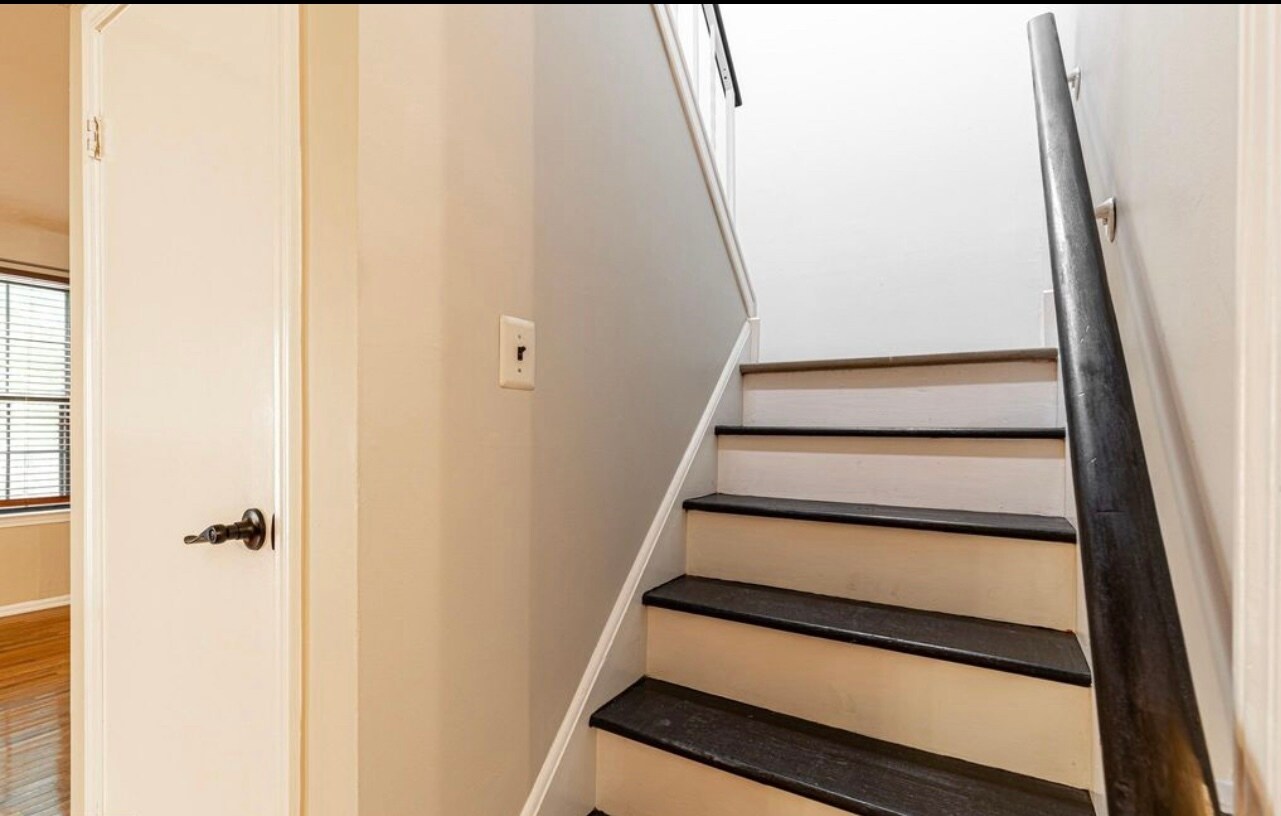 Building Photo - 8 Regent Ct