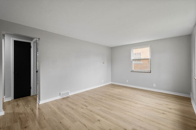 Building Photo - MOVE IN SPECIAL! SCORE HALF OFF 1ST MONTH'...