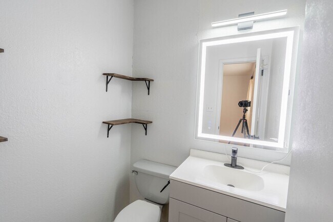 Building Photo - Bright and clean 3 bedroom home!