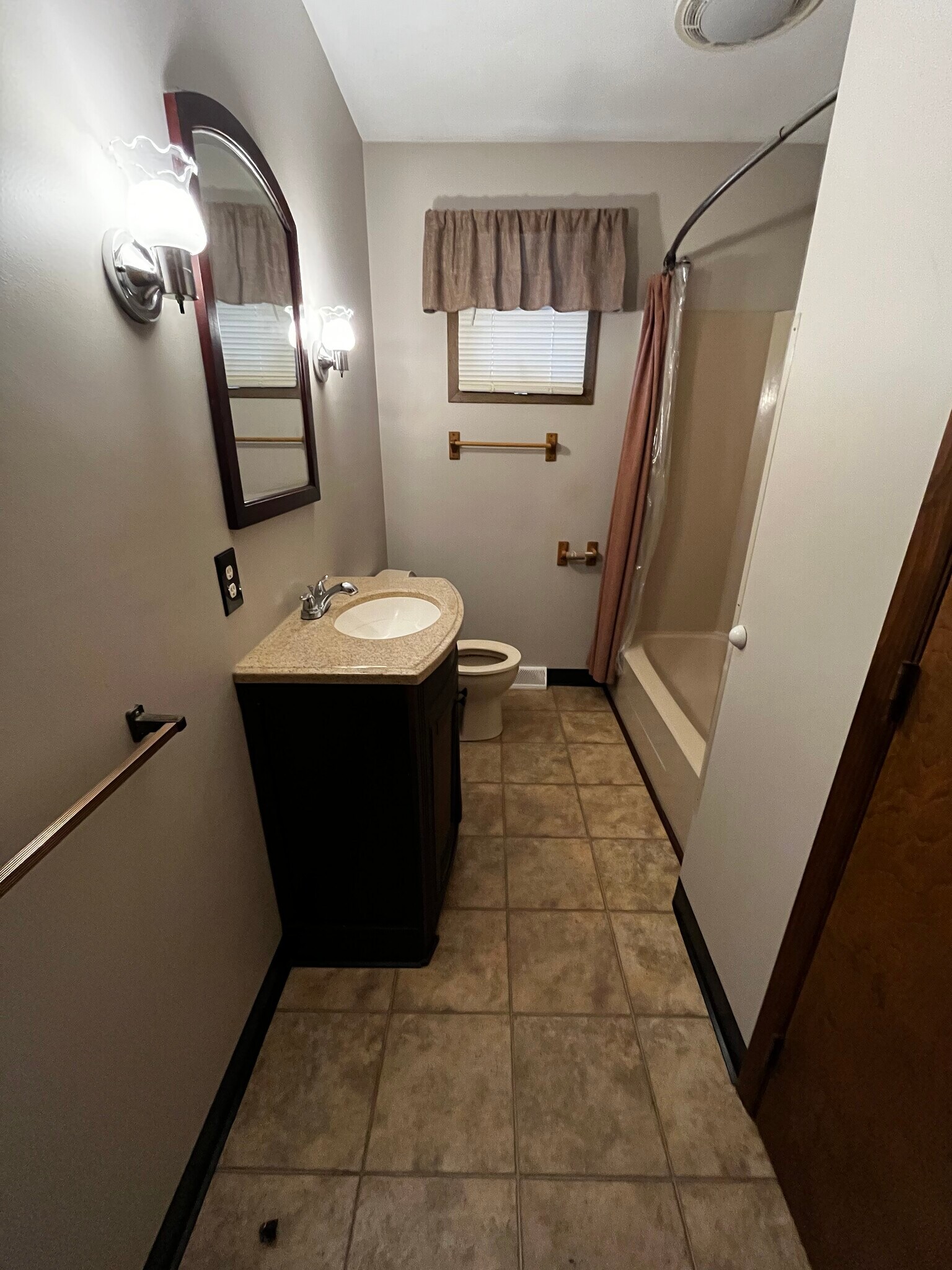 Building Photo - 817 N Rogers Ave