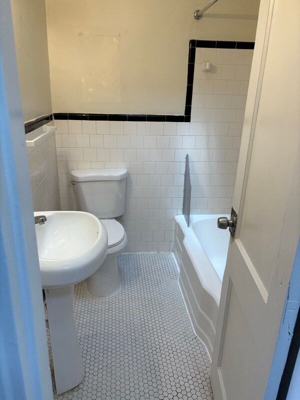 Building Photo - 821 Bonaparte Ave