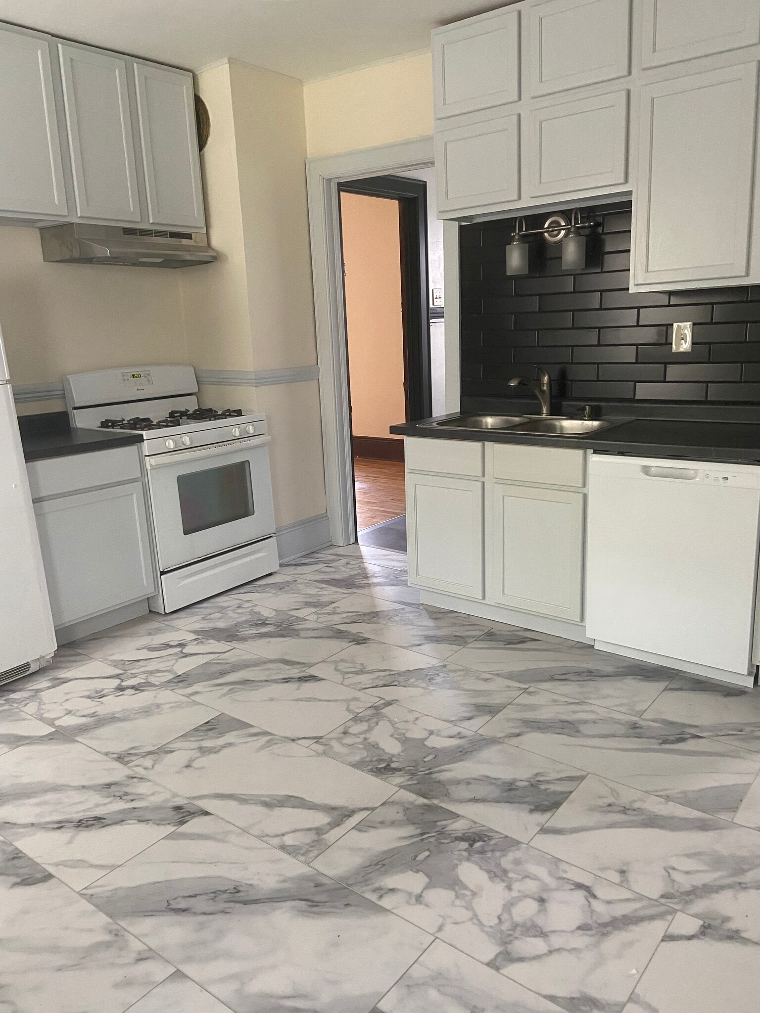 New hood, newer stove - 811 E Hadley St