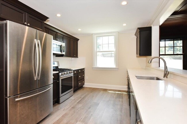 Building Photo - 158 Woodbine Ave