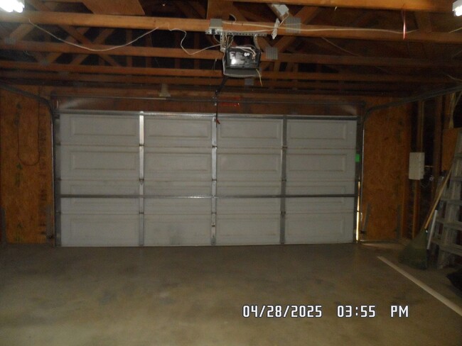 Building Photo - 3 Bedrooms, 2 Bathroom, Large Fully Fenced...