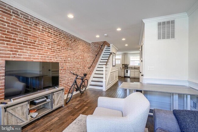 Building Photo - 631 S Eaton St